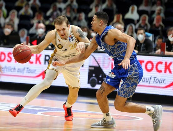 Löwen Braunschweig vs. Frankfurt, BBL Braunschweig, 28.03.2021, BASKETBALL - easyCredit BBL Basketball Bundesliga, Löwen Braunschweig vs. Fraport Skyliners Frankfurt, Saison 2020 21.Amas Velicka (Löwen Braunschweig), Len Adam Schoormann (Skyliners Frankfurt) Braunschweig