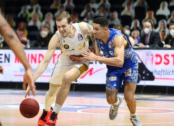 Löwen Braunschweig vs. Frankfurt, BBL Braunschweig, 28.03.2021, BASKETBALL - easyCredit BBL Basketball Bundesliga, Löwen Braunschweig vs. Fraport Skyliners Frankfurt, Saison 2020 21.Amas Velicka (Löwen Braunschweig), Len Adam Schoormann (Skyliners Frankfurt) Braunschweig