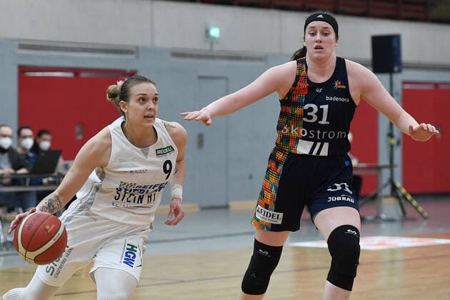 Basketball Damen 1. Bundesliga Viertelfinale 1. Spiel Herner TC - Eisvögel USC Freiburg am 28.03.2021 in der H2K Arena in Herne Kristina Topuzovic ( Herne ), links - Cassidy Margaret Boensch ( Freiburg ), rechts