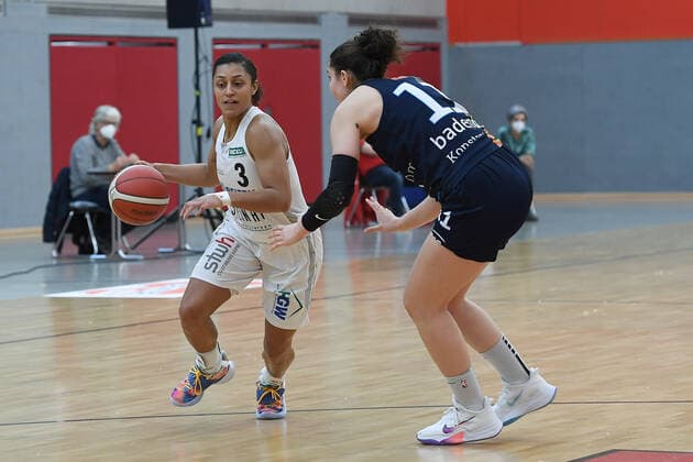 Basketball Damen 1. Bundesliga Viertelfinale 1. Spiel Herner TC - Eisvögel USC Freiburg am 28.03.2021 in der H2K Arena in Herne Loryn Goodwin ( Herne ), links - Maria Konstantinidou ( Freiburg ), rechts