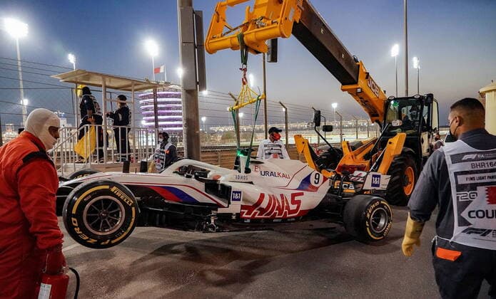 Formula 1 Gulf Air Bahrain Grand Prix 2021 28.03.2021, Bahrain International Circuit, Sakhir, Formula 1 Gulf Air Bahrain Grand Prix 2021 ,im Bild Nikita Mazepin (RUS 9), Haas F1 Team ausgeschieden Auto abgeschleppt