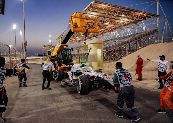 Formula 1 Gulf Air Bahrain Grand Prix 2021 28.03.2021, Bahrain International Circuit, Sakhir, Formula 1 Gulf Air Bahrain Grand Prix 2021 ,im Bild Nikita Mazepin (RUS 9), Haas F1 Team ausgeschieden Auto abgeschleppt
