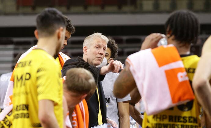 Ludwigsburg , Basketball easyCredit BBL Bundesliga , MHP RIESEN Ludwigsburg vs. medi Bayreuth , Trainer John patrick ( Riesen )