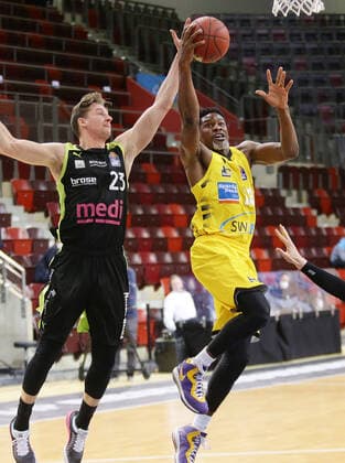 Ludwigsburg , Basketball easyCredit BBL Bundesliga , MHP RIESEN Ludwigsburg vs. medi Bayreuth , von links: David Walker ( Bayreuth ) Yorman Polas Bartolo ( Riesen ) Kay Bruhnke ( Bay )
