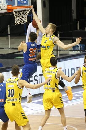 DEU, GER, easyCredit BBL, ALBA vs. MBC, 28.03.2021, Mercedes-Benz-Arena, Berlin, DEU, GER, easyCredit BBL, ALBA vs. MBC, im Bild Niels Giffey (ALBA Berlin 5), Marcus Eriksson (ALBA Berlin 8)Roko Rogic (Mitteldeutscher BC 32)