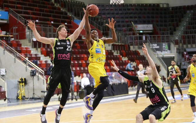 Sport Bilder des Tages Ludwigsburg , Basketball easyCredit BBL Bundesliga , MHP RIESEN Ludwigsburg vs. medi Bayreuth , von links: David Walker ( Bayreuth ) Yorman Polas Bartolo ( Riesen ) Kay Bruhnke ( Bay )