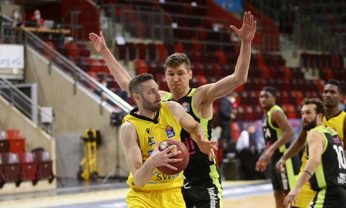 Ludwigsburg , Basketball easyCredit BBL Bundesliga , MHP RIESEN Ludwigsburg vs. medi Bayreuth , von vorne: Jonas Wohlfarth-Bottermann ( Riesen ) Andreas Seiferth ( Bay )