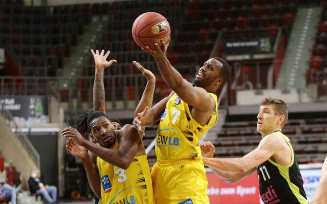 Ludwigsburg , Basketball easyCredit BBL Bundesliga , MHP RIESEN Ludwigsburg vs. medi Bayreuth , von links: Jaleen Smith ( Riesen ) Jamel McLean ( Riesen ) Andrreas Seiferth ( Bay )