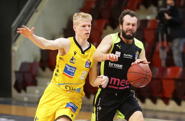 Ludwigsburg , Basketball easyCredit BBL Bundesliga , MHP RIESEN Ludwigsburg vs. medi Bayreuth , von links: Jacob Patrick ( Riesen ) Bastian Doreth ( Bay )