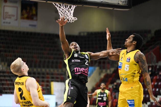 Nico Wenzl (medi Bayreuth) am Korb gegen Barry Brown Jr. (MHP Riesen Ludwigsburg), GER, MHP Riesen Ludwigsburg vs. medi Bayreuth, 28.03.2021, 25. Spieltag easycredit Basketball Bundesliga, Spielzeit 2020 2021. GER, MHP Riesen Ludwigsburg vs. medi Bayreuth, 28.03.2021, 25. Spieltag easycredit Basketball Bundesliga, Spielzeit 2020 2021. Ludwigsburg Copyright: xEibnerxPressefoto MichaelxMemmlerx EP_MMR