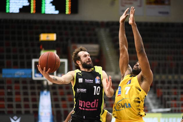 Bastian Doreth (medi Bayreuth) im Zweikampf mit Jamel McLean (MHP Riesen Ludwigsburg), GER, MHP Riesen Ludwigsburg vs. medi Bayreuth, 28.03.2021, 25. Spieltag easycredit Basketball Bundesliga, Spielzeit 2020 2021. GER, MHP Riesen Ludwigsburg vs. medi Bayreuth, 28.03.2021, 25. Spieltag easycredit Basketball Bundesliga, Spielzeit 2020 2021. Ludwigsburg Copyright: xEibnerxPressefoto MichaelxMemmlerx EP_MMR