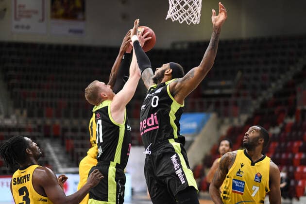 Derek Pardon (medi Bayreuth) und Andreas Seiferth (medi Bayreuth) greifen nach dem Ball, GER, MHP Riesen Ludwigsburg vs. medi Bayreuth, 28.03.2021, 25. Spieltag easycredit Basketball Bundesliga, Spielzeit 2020 2021. GER, MHP Riesen Ludwigsburg vs. medi Bayreuth, 28.03.2021, 25. Spieltag easycredit Basketball Bundesliga, Spielzeit 2020 2021. Ludwigsburg Copyright: xEibnerxPressefoto MichaelxMemmlerx EP_MMR
