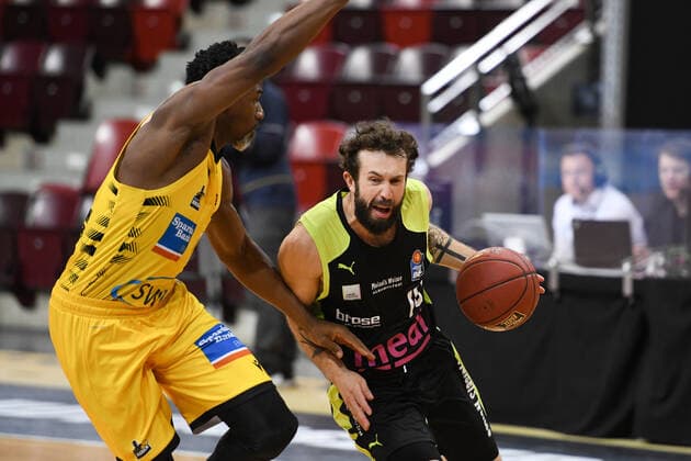 Bastian Doreth (medi Bayreuth) im Zweikampf mit Jamel McLean (MHP Riesen Ludwigsburg), GER, MHP Riesen Ludwigsburg vs. medi Bayreuth, 28.03.2021, 25. Spieltag easycredit Basketball Bundesliga, Spielzeit 2020 2021. GER, MHP Riesen Ludwigsburg vs. medi Bayreuth, 28.03.2021, 25. Spieltag easycredit Basketball Bundesliga, Spielzeit 2020 2021. Ludwigsburg Copyright: xEibnerxPressefoto MichaelxMemmlerx EP_MMR