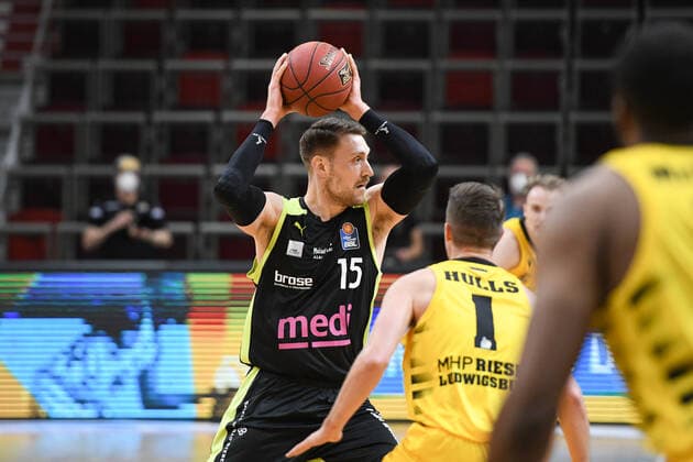 Matthew Tiby (medi Bayreuth) im Zweikampf mit Jordan Hulls (MHP Riesen Ludwigsburg), GER, MHP Riesen Ludwigsburg vs. medi Bayreuth, 28.03.2021, 25. Spieltag easycredit Basketball Bundesliga, Spielzeit 2020 2021. GER, MHP Riesen Ludwigsburg vs. medi Bayreuth, 28.03.2021, 25. Spieltag easycredit Basketball Bundesliga, Spielzeit 2020 2021. Ludwigsburg Copyright: xEibnerxPressefoto MichaelxMemmlerx EP_MMR