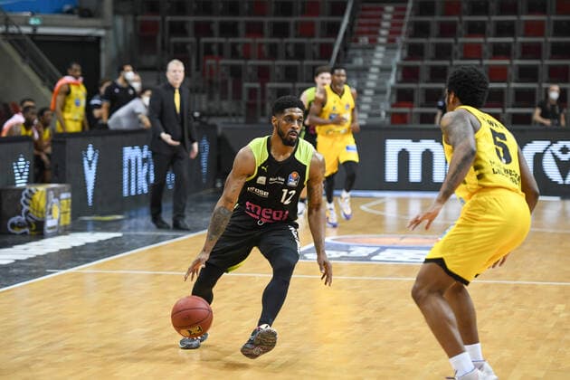 Lazeric Jones (medi Bayreuth) im Zweikampf mit Barry Brown Jr. (MHP Riesen Ludwigsburg), GER, MHP Riesen Ludwigsburg vs. medi Bayreuth, 28.03.2021, 25. Spieltag easycredit Basketball Bundesliga, Spielzeit 2020 2021. GER, MHP Riesen Ludwigsburg vs. medi Bayreuth, 28.03.2021, 25. Spieltag easycredit Basketball Bundesliga, Spielzeit 2020 2021. Ludwigsburg Copyright: xEibnerxPressefoto MichaelxMemmlerx EP_MMR