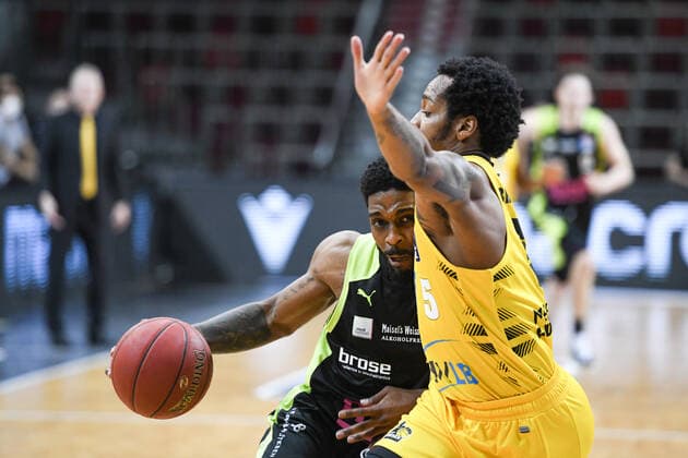 Lazeric Jones (medi Bayreuth) im Zweikampf mit Barry Brown Jr. (MHP Riesen Ludwigsburg), GER, MHP Riesen Ludwigsburg vs. medi Bayreuth, 28.03.2021, 25. Spieltag easycredit Basketball Bundesliga, Spielzeit 2020 2021. GER, MHP Riesen Ludwigsburg vs. medi Bayreuth, 28.03.2021, 25. Spieltag easycredit Basketball Bundesliga, Spielzeit 2020 2021. Ludwigsburg Copyright: xEibnerxPressefoto MichaelxMemmlerx EP_MMR