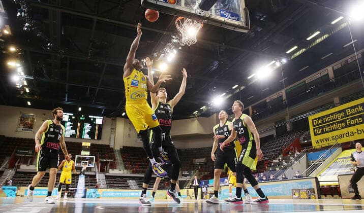Ludwigsburg , Basketball easyCredit BBL Bundesliga , MHP RIESEN Ludwigsburg vs. medi Bayreuth , von links: Yorman Polas Bartolo ( Riesen ) Andreas Seiferth ( Bay )