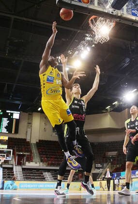 Ludwigsburg , Basketball easyCredit BBL Bundesliga , MHP RIESEN Ludwigsburg vs. medi Bayreuth , von links: Yorman Polas Bartolo ( Riesen ) Andreas Seiferth ( Bay )