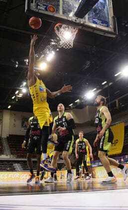 Ludwigsburg , Basketball easyCredit BBL Bundesliga , MHP RIESEN Ludwigsburg vs. medi Bayreuth , links: Yorman Polas Bartolo ( Riesen )