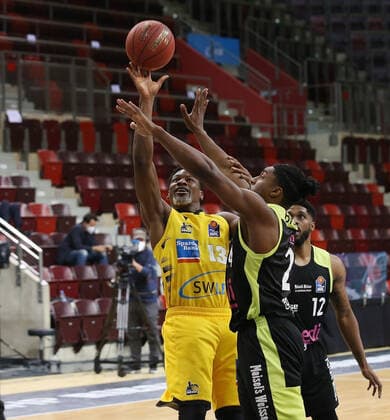 V.li. Yorman Polas Bartolo (Riesen) , Frank Bartley (Bayreuth) . MHP Riesen Ludwigsburg vs.Medi Bayreuth . Basketball-Bundesliga 2020-2021. Ludwigsburg , GER, 28.03.2021,