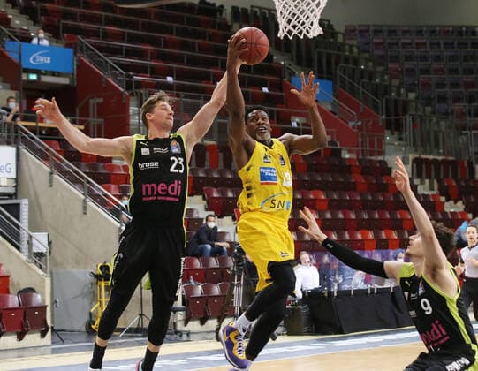 V.li. David Walker (Bayreuth), Yorman Polas Bartolo (Riesen) , Kay Bruhnke (Bayreuth) . MHP Riesen Ludwigsburg vs.Medi Bayreuth . Basketball-Bundesliga 2020-2021. Ludwigsburg , GER, 28.03.2021,