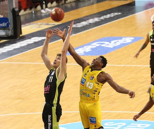 V.li. Andreas Seiferth (Bayreuth), Yorman Polas Bartolo (Riesen) . MHP Riesen Ludwigsburg vs.Medi Bayreuth . Basketball-Bundesliga 2020-2021. Ludwigsburg , GER, 28.03.2021,