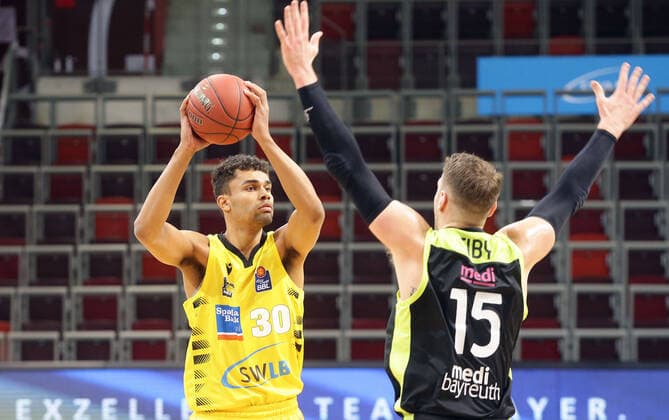Ludwigsburg , Basketball easyCredit BBL Bundesliga , MHP RIESEN Ludwigsburg vs. medi Bayreuth , von links: Oscar da Silva ( Riesen ) Matthew Tiby ( Bay )