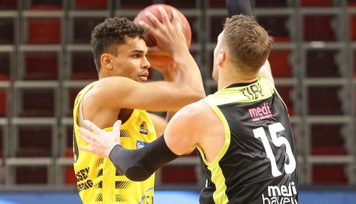 Ludwigsburg , Basketball easyCredit BBL Bundesliga , MHP RIESEN Ludwigsburg vs. medi Bayreuth , von links: Oscar da Silva ( Riesen ) Matthew Tiby ( Bay )