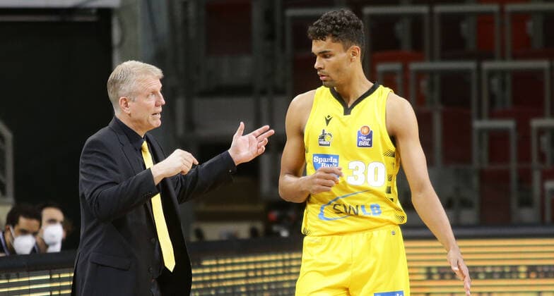 Ludwigsburg , Basketball easyCredit BBL Bundesliga , MHP RIESEN Ludwigsburg vs. medi Bayreuth , von links: Trainer John Patrick Oscar da Silva ( Riesen )