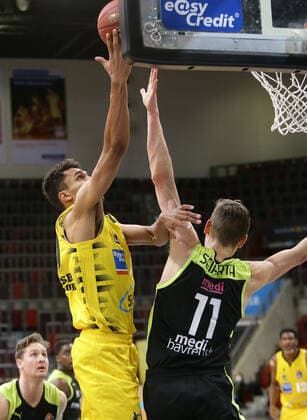 Ludwigsburg , Basketball easyCredit BBL Bundesliga , MHP RIESEN Ludwigsburg vs. medi Bayreuth , von links: Oscar da Silva ( Riesen ) Matthew Tiby ( Bay )