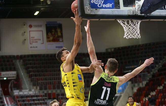 Ludwigsburg , Basketball easyCredit BBL Bundesliga , MHP RIESEN Ludwigsburg vs. medi Bayreuth , von links: Oscar da Silva ( Riesen ) Matthew Tiby ( Bay )