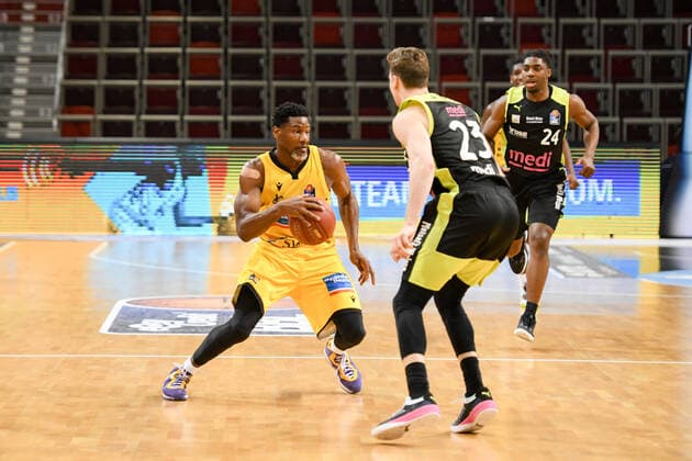 Jaleen Smith (MHP Riesen Ludwigsburg) im Zweikampf mit David Walker (medi Bayreuth), GER, MHP Riesen Ludwigsburg vs. medi Bayreuth, 28.03.2021, 25. Spieltag easycredit Basketball Bundesliga, Spielzeit 2020 2021. GER, MHP Riesen Ludwigsburg vs. medi Bayreuth, 28.03.2021, 25. Spieltag easycredit Basketball Bundesliga, Spielzeit 2020 2021. Ludwigsburg Copyright: xEibnerxPressefoto MichaelxMemmlerx EP_MMR