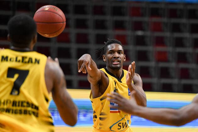 Jaleen Smith (MHP Riesen Ludwigsburg) spielt den Ball zu Jamel McLean (MHP Riesen Ludwigsburg), GER, MHP Riesen Ludwigsburg vs. medi Bayreuth, 28.03.2021, 25. Spieltag easycredit Basketball Bundesliga, Spielzeit 2020 2021. GER, MHP Riesen Ludwigsburg vs. medi Bayreuth, 28.03.2021, 25. Spieltag easycredit Basketball Bundesliga, Spielzeit 2020 2021. Ludwigsburg Copyright: xEibnerxPressefoto MichaelxMemmlerx EP_MMR