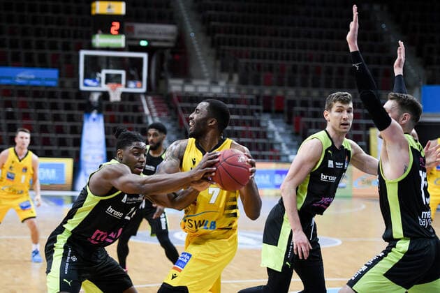 Jamel McLean (MHP Riesen Ludwigsburg) im Zweikampf mit Frank Bartley (medi Bayreuth), GER, MHP Riesen Ludwigsburg vs. medi Bayreuth, 28.03.2021, 25. Spieltag easycredit Basketball Bundesliga, Spielzeit 2020 2021. GER, MHP Riesen Ludwigsburg vs. medi Bayreuth, 28.03.2021, 25. Spieltag easycredit Basketball Bundesliga, Spielzeit 2020 2021. Ludwigsburg Copyright: xEibnerxPressefoto MichaelxMemmlerx EP_MMR