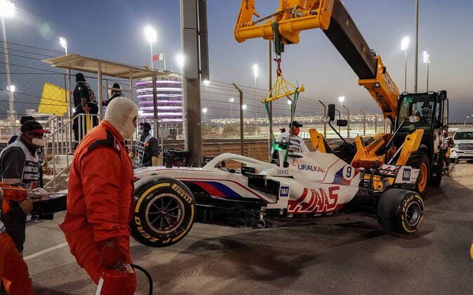 Formula 1 Gulf Air Bahrain Grand Prix 2021 28.03.2021, Bahrain International Circuit, Sakhir, Formula 1 Gulf Air Bahrain Grand Prix 2021 ,im Bild Nikita Mazepin (RUS 9), Haas F1 Team ausgeschieden Auto abgeschleppt