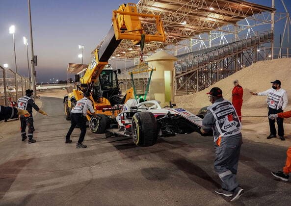 Formula 1 Gulf Air Bahrain Grand Prix 2021 28.03.2021, Bahrain International Circuit, Sakhir, Formula 1 Gulf Air Bahrain Grand Prix 2021 ,im Bild Nikita Mazepin (RUS 9), Haas F1 Team ausgeschieden Auto abgeschleppt