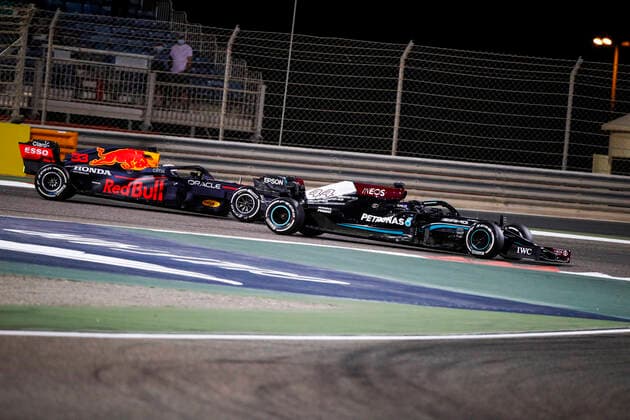44 HAMILTON Lewis (gbr), Mercedes AMG F1 GP W12 E Performance, 33 VERSTAPPEN Max (nld), Red Bull Racing Honda RB16B, action during Formula 1 Gulf Air Bahrain Grand Prix 2021 from March 26 to 28, 2021 on the Bahrain International Circuit, in Sakhir, Bahrain - Photo Florent Gooden DPPI FORMULE 1 : Grand prix du Bahrein - Sakhir - Course - 28 03 2021 DPPI Panoramic 