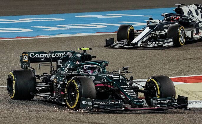 Formula 1 Gulf Air Bahrain Grand Prix 2021 28.03.2021, Bahrain International Circuit, Sakhir, Formula 1 Gulf Air Bahrain Grand Prix 2021 ,im Bild Sebastian Vettel (DEU 5), Aston Martin Cognizant Formula One Team, Yuki Tsunoda (JPN 22), Scuderia AlphaTauri Honda