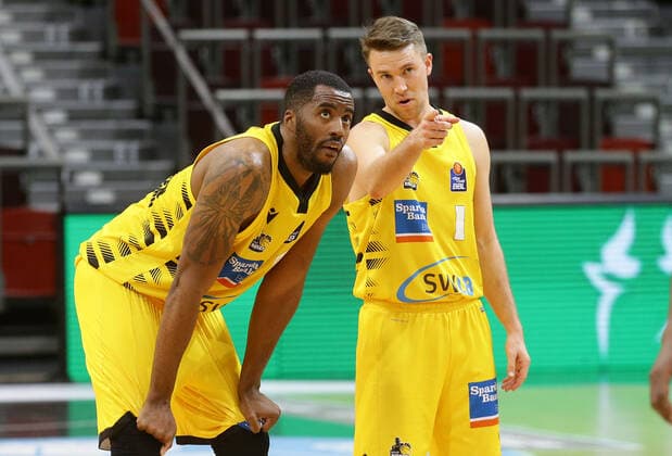 Ludwigsburg , Basketball easyCredit BBL Bundesliga , MHP RIESEN Ludwigsburg vs. medi Bayreuth , von links: Jamel McLean Jordan Hulls ( Riesen )