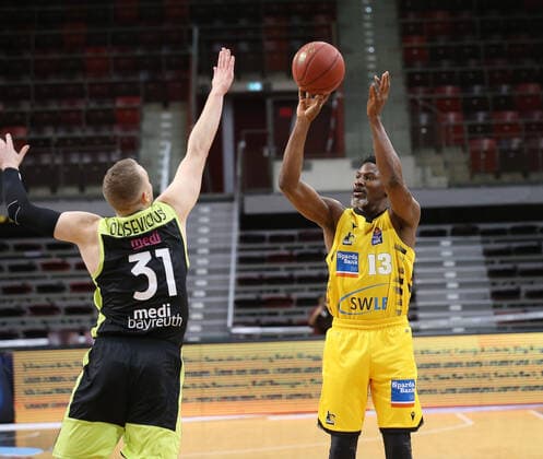 V.li. Osvaldas Olisevicius (Bayreut), Yorman Polas Bartolo (Riesen) . MHP Riesen Ludwigsburg vs.Medi Bayreuth . Basketball-Bundesliga 2020-2021. Ludwigsburg , GER, 28.03.2021,