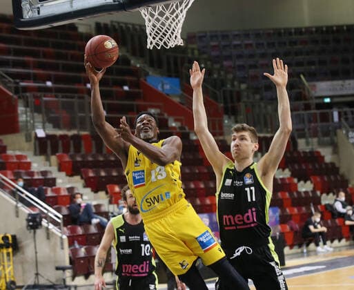 V.li. Yorman Polas Bartolo (Riesen) , Andreas Seiferth (Bayreuth) . MHP Riesen Ludwigsburg vs.Medi Bayreuth . Basketball-Bundesliga 2020-2021. Ludwigsburg , GER, 28.03.2021,