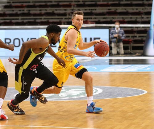 Jordan Hulls (Riesen, rechts) . MHP Riesen Ludwigsburg vs.Medi Bayreuth . Basketball-Bundesliga 2020-2021. Ludwigsburg , GER, 28.03.2021,