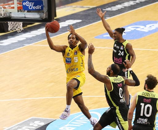 Barry Brown Jr. (Riesen, links) . MHP Riesen Ludwigsburg vs.Medi Bayreuth . Basketball-Bundesliga 2020-2021. Ludwigsburg , GER, 28.03.2021,