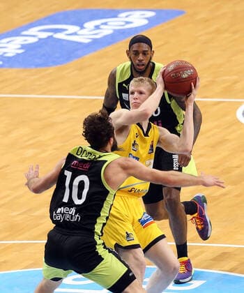 Jacob Patrick (Riesen, mitte) gegen Bastian Doreth (Bayreuth, vorne), Derek Pardon (Bayreuth, hinten) . MHP Riesen Ludwigsburg vs.Medi Bayreuth . Basketball-Bundesliga 2020-2021. Ludwigsburg , GER, 28.03.2021,