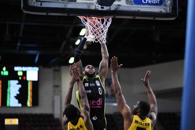 Derek Pardon (medi Bayreuth) am Korb gegen Yorman Polas Bartolo (MHP Riesen Ludwigsburg) und Jamel McLean (MHP Riesen Ludwigsburg), GER, MHP Riesen Ludwigsburg vs. medi Bayreuth, 28.03.2021, 25. Spieltag easycredit Basketball Bundesliga, Spielzeit 2020 2021. GER, MHP Riesen Ludwigsburg vs. medi Bayreuth, 28.03.2021, 25. Spieltag easycredit Basketball Bundesliga, Spielzeit 2020 2021. Ludwigsburg Copyright: xEibnerxPressefoto MichaelxMemmlerx EP_MMR