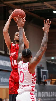 28.03.2021, Basketball, BBL 2020 2021, 25. Spieltag, s.Oliver Wuerzburg - Telekom Baskets Bonn, GER, Wuerzburg, s.Oliver Arena, Bild: v. li. Cameron Hunt (s.Oliver Wuerzburg) und Alex Hamilton (Telekom Baskets Bonn) Copyright: HMBxMedia xHeikoxBecker