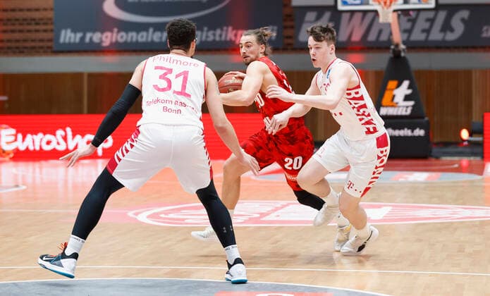28.03.2021, Basketball, BBL 2020 2021, 25. Spieltag, s.Oliver Wuerzburg - Telekom Baskets Bonn, GER, Wuerzburg, s.Oliver Arena, Bild: v. li. Isaiah Philmore (Telekom Baskets Bonn), Julian Albus (s.Oliver Wuerzburg) und Simonas Lukosius (Telekom Baskets Bonn) Copyright: HMBxMedia xHeikoxBecker