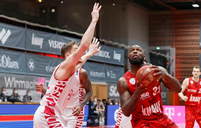 28.03.2021, Basketball, BBL 2020 2021, 25. Spieltag, s.Oliver Wuerzburg - Telekom Baskets Bonn, GER, Wuerzburg, s.Oliver Arena, Bild: v. li. Kilian Binapfl (Telekom Baskets Bonn), Alex Hamilton (Telekom Baskets Bonn) und Murphy Holloway (s.Oliver Wuerzburg) Copyright: HMBxMedia xHeikoxBecker
