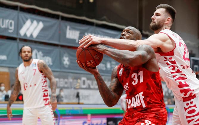 28.03.2021, Basketball, BBL 2020 2021, 25. Spieltag, s.Oliver Wuerzburg - Telekom Baskets Bonn, GER, Wuerzburg, s.Oliver Arena, Bild: v. li. Murphy Holloway (s.Oliver Wuerzburg) und Leon Kratzer (Telekom Baskets Bonn) Copyright: HMBxMedia xHeikoxBecker