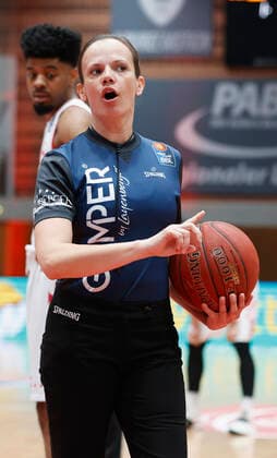 28.03.2021, Basketball, BBL 2020 2021, 25. Spieltag, s.Oliver Wuerzburg - Telekom Baskets Bonn, GER, Wuerzburg, s.Oliver Arena, Bild: v. li. Referee Anne Panther Copyright: HMBxMedia xHeikoxBecker